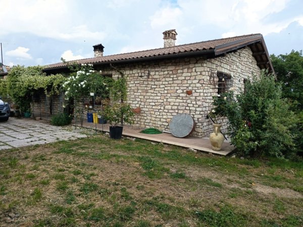 casa indipendente in vendita a Montopoli di Sabina in zona Santa Maria