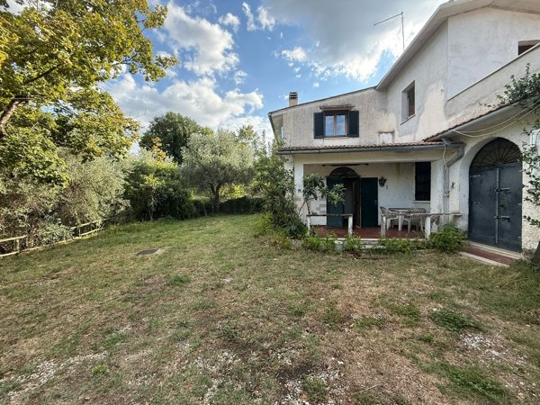casa semindipendente in vendita a Montopoli di Sabina