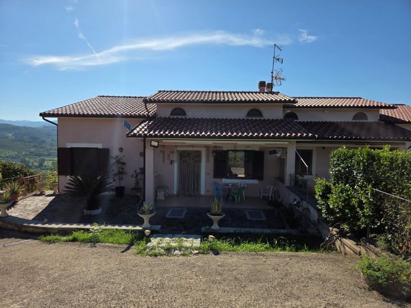 casa indipendente in vendita a Montopoli di Sabina