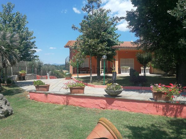 casa indipendente in vendita a Montopoli di Sabina in zona Ponte Sfondato