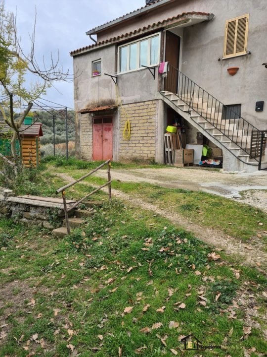 casa indipendente in vendita a Montopoli di Sabina in zona Santa Maria