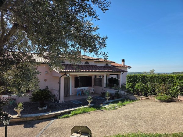casa indipendente in vendita a Montopoli di Sabina