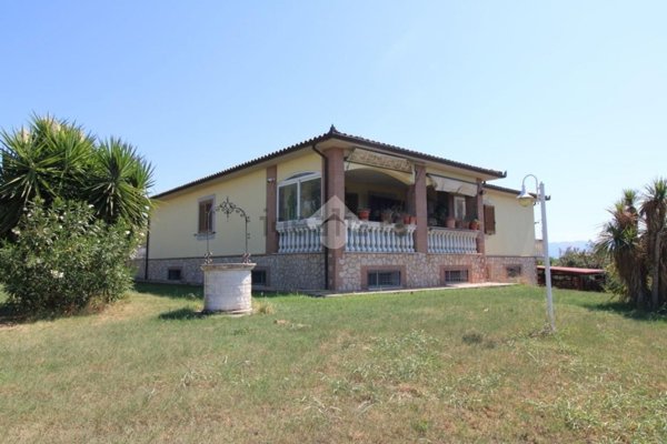 casa indipendente in vendita a Montopoli di Sabina in zona Santa Maria