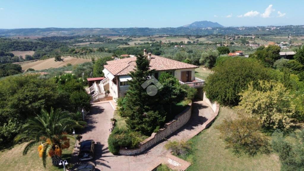 casa indipendente in vendita a Montopoli di Sabina in zona Santa Maria