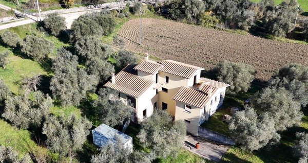 casa indipendente in vendita a Montopoli di Sabina