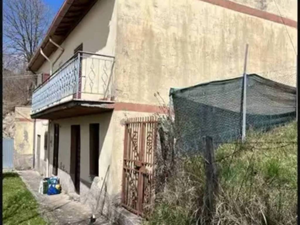 casa indipendente in vendita a Pescorocchiano in zona Leofreni