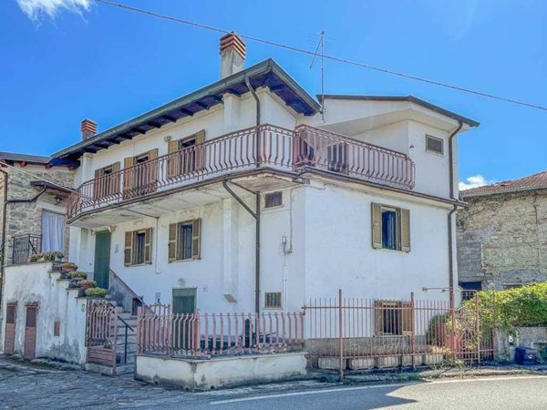 casa indipendente in vendita a Pescorocchiano in zona Leofreni