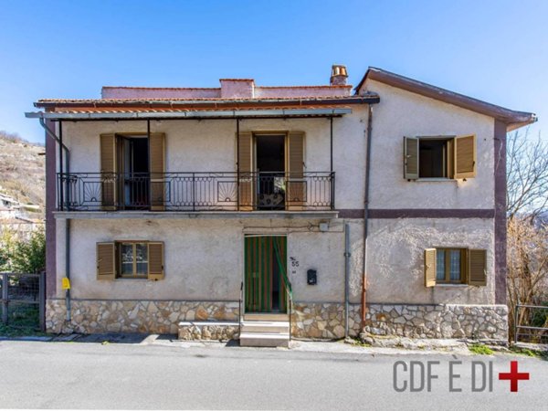 casa indipendente in vendita a Pescorocchiano in zona Leofreni