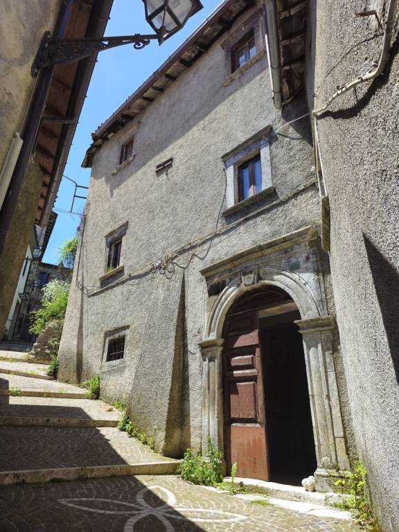 casa indipendente in vendita a Pescorocchiano in zona Leofreni