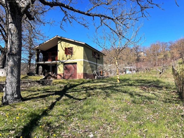 casa indipendente in vendita a Pescorocchiano in zona Granara