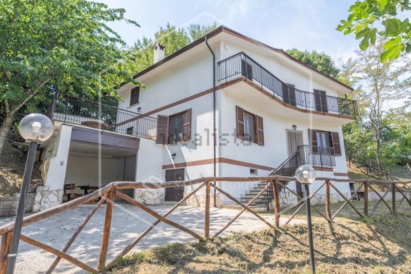 casa indipendente in vendita a Pescorocchiano