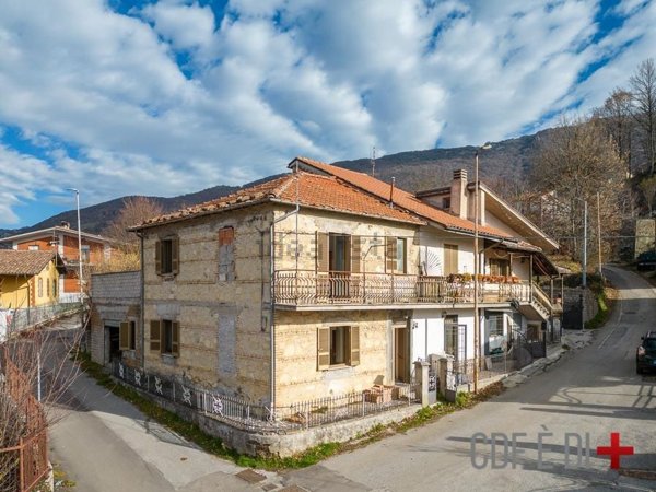 casa indipendente in vendita a Pescorocchiano in zona Castagneta
