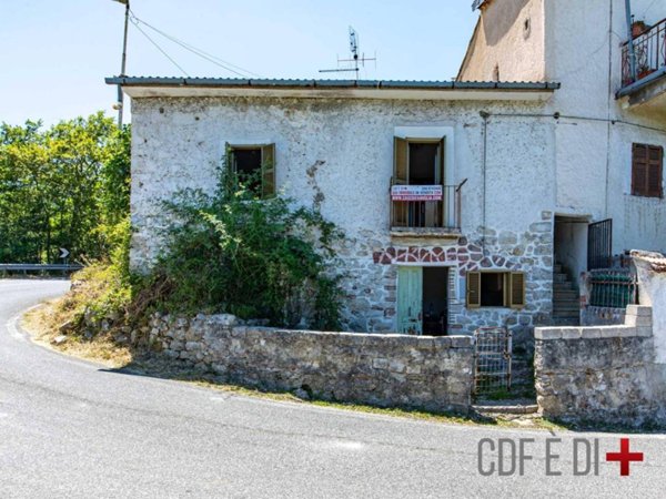 casa indipendente in vendita a Pescorocchiano
