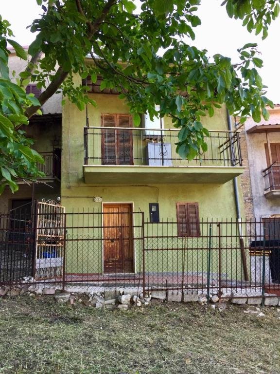 intera palazzina in vendita a Pescorocchiano in zona Nesce