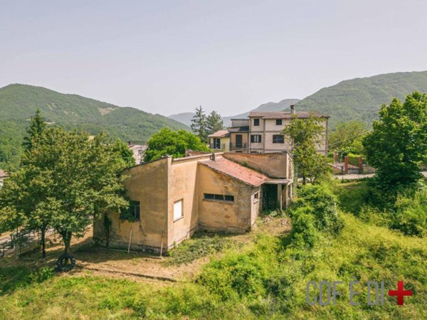 casa indipendente in vendita a Pescorocchiano