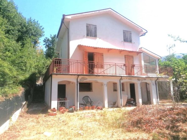 casa indipendente in vendita a Pescorocchiano
