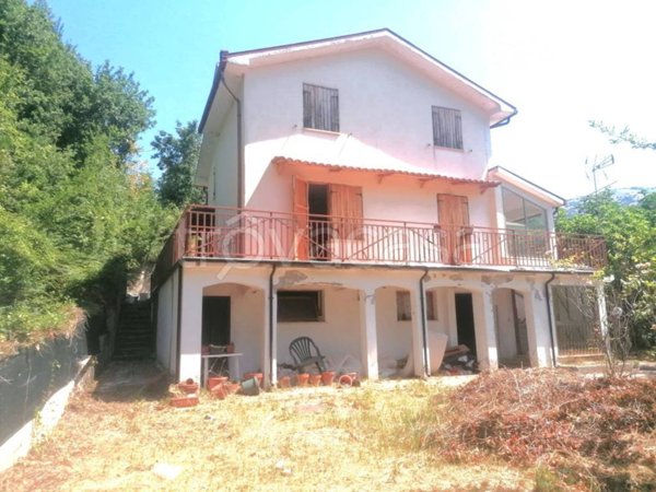 casa indipendente in vendita a Pescorocchiano