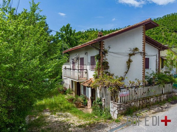 casa indipendente in vendita a Pescorocchiano in zona Sant'Elpidio