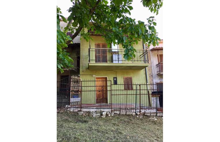 intera palazzina in vendita a Pescorocchiano in zona Nesce