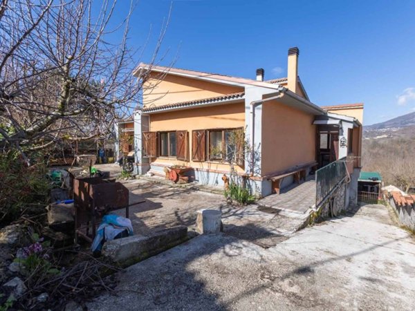 casa indipendente in vendita a Pescorocchiano in zona Poggio San Giovanni