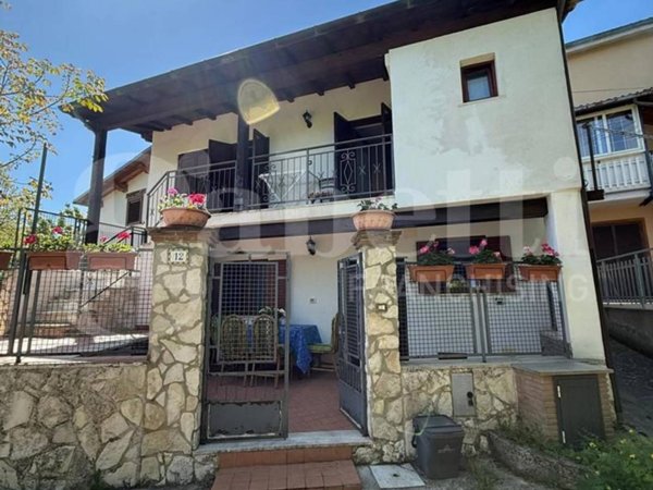 casa indipendente in vendita a Pescorocchiano
