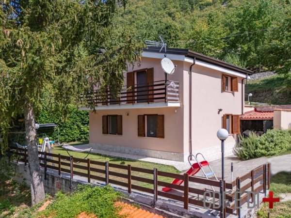 casa indipendente in vendita a Pescorocchiano