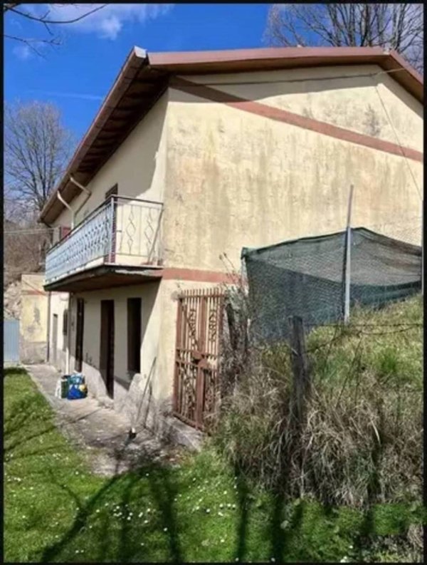 casa indipendente in vendita a Pescorocchiano in zona Leofreni