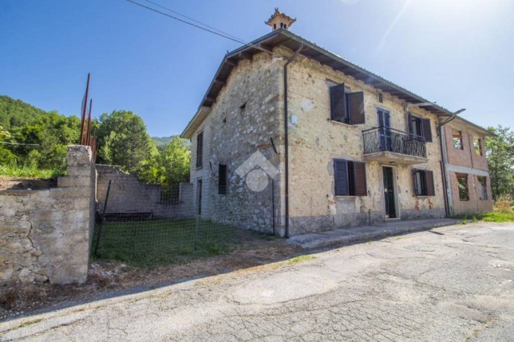casa indipendente in vendita a Petrella Salto in zona Oiano