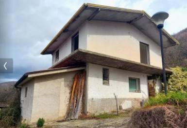 casa indipendente in vendita a Petrella Salto in zona Fiumata