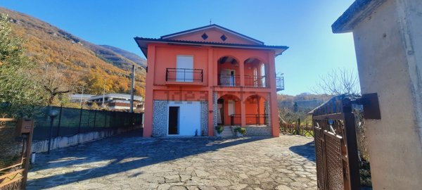 casa indipendente in vendita a Poggio Bustone