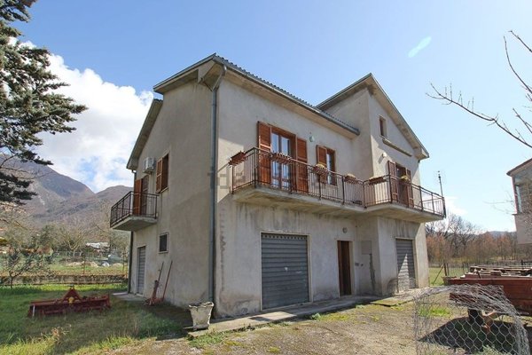 casa indipendente in vendita a Poggio Bustone