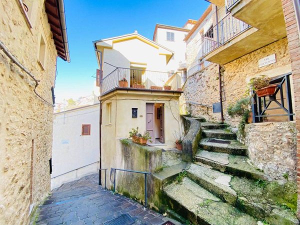 casa indipendente in vendita a Poggio Bustone