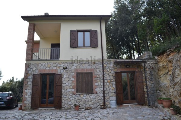 casa indipendente in vendita a Poggio Catino