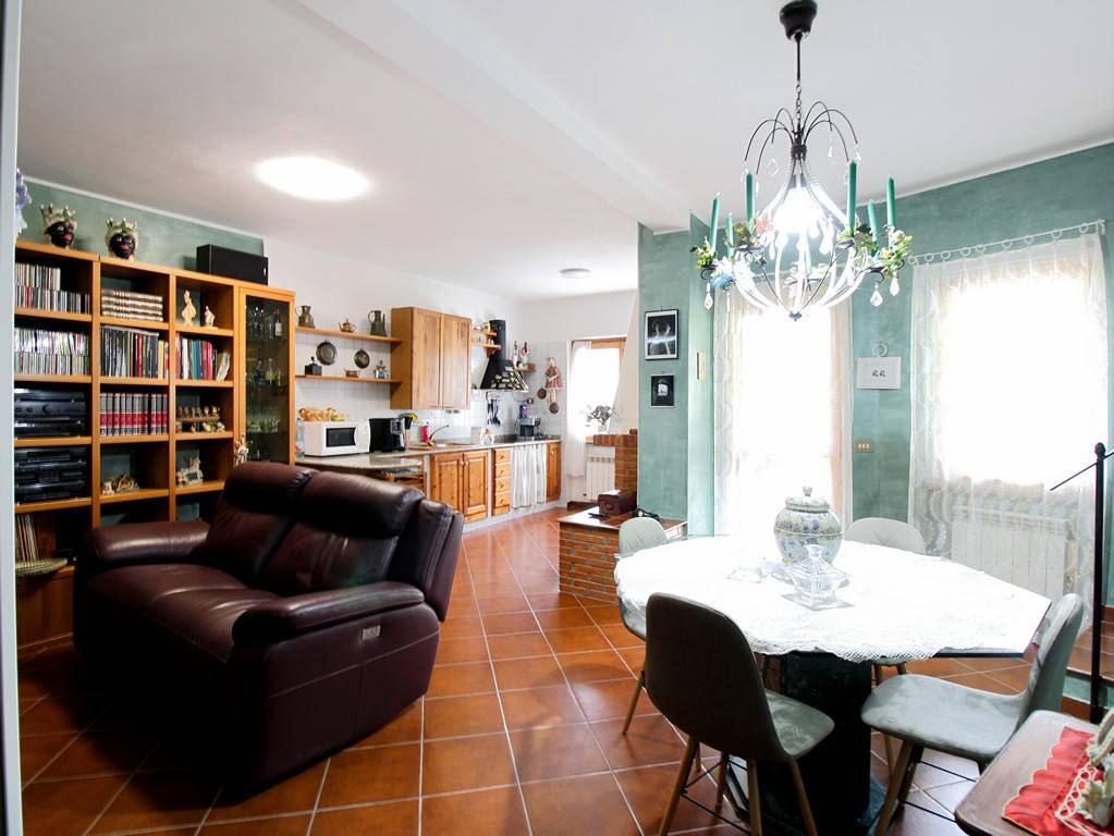 casa indipendente in vendita a Poggio Catino in zona Catino