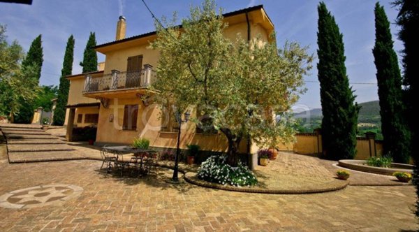 casa indipendente in vendita a Poggio Catino in zona Catino