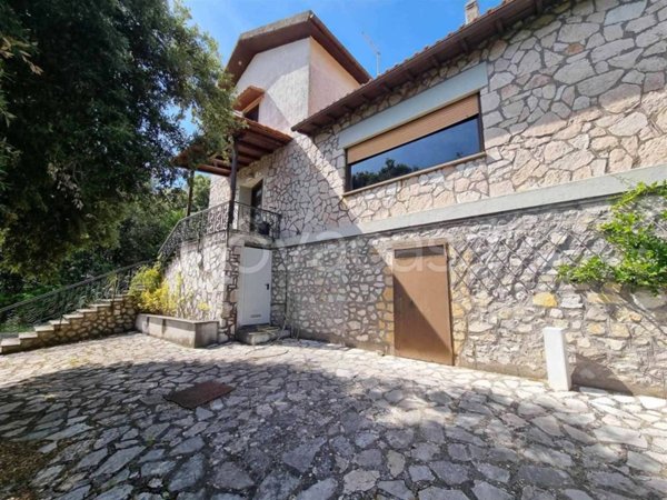 casa indipendente in vendita a Poggio Catino in zona Catino
