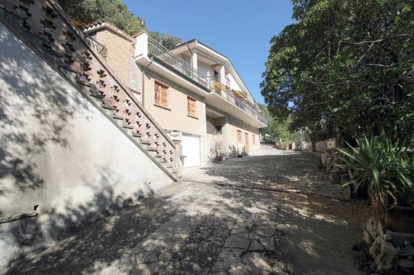 casa indipendente in vendita a Poggio Catino in zona Catino