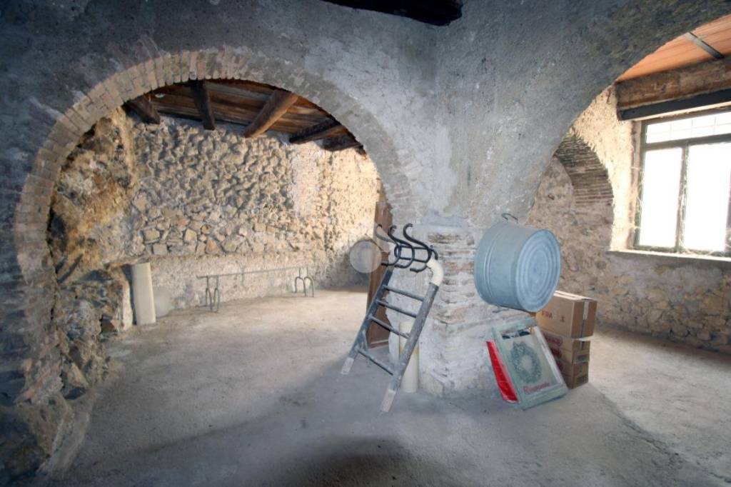 locale di sgombero in vendita a Poggio Catino in zona Catino