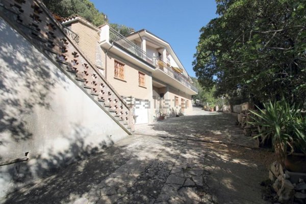 casa indipendente in vendita a Poggio Catino in zona Catino