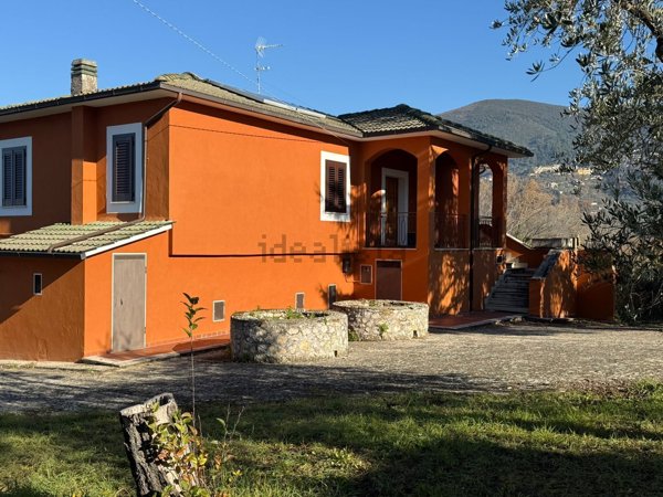 casa indipendente in vendita a Poggio Catino