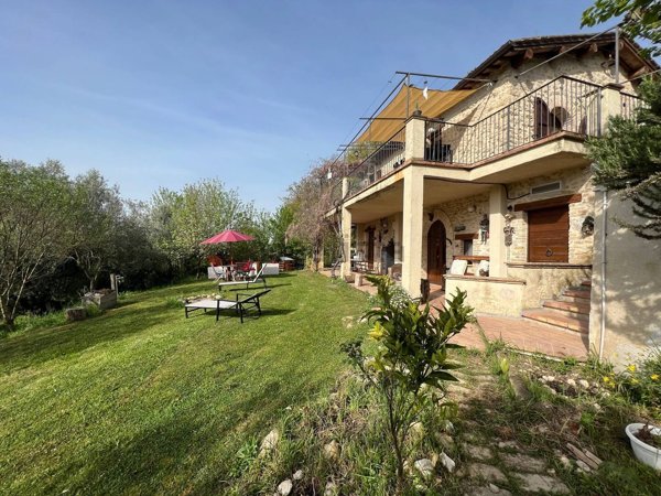 casale in vendita a Poggio Catino in zona Catino