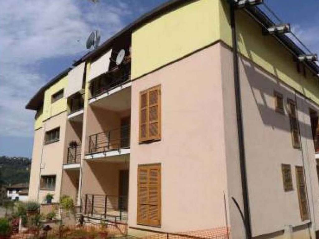 intera palazzina in vendita a Poggio Mirteto in zona Poggio Mirteto Scalo