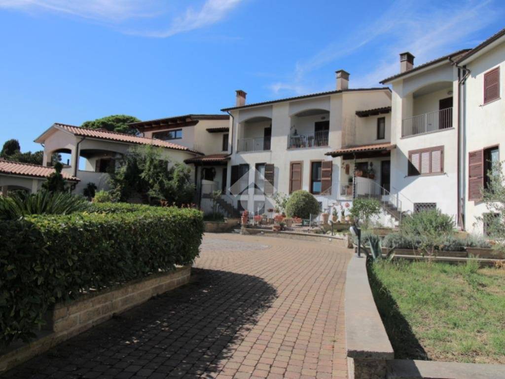 casa indipendente in vendita a Poggio Mirteto in zona San Valentino
