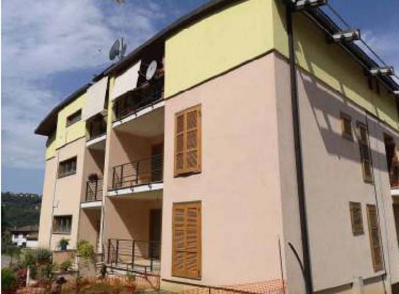 intera palazzina in vendita a Poggio Mirteto in zona Poggio Mirteto Scalo