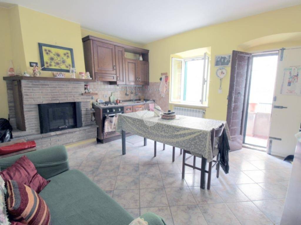 appartamento in vendita a Poggio Mirteto in zona Castel San Pietro