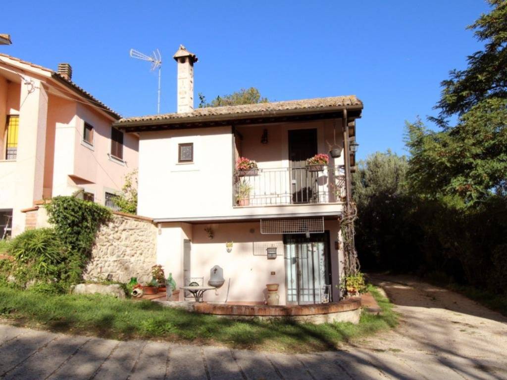 casa indipendente in vendita a Poggio Mirteto in zona San Luigi