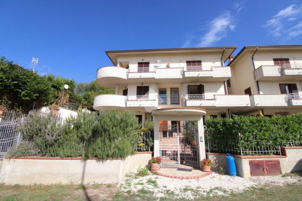 appartamento in vendita a Poggio Mirteto in zona Castel San Pietro