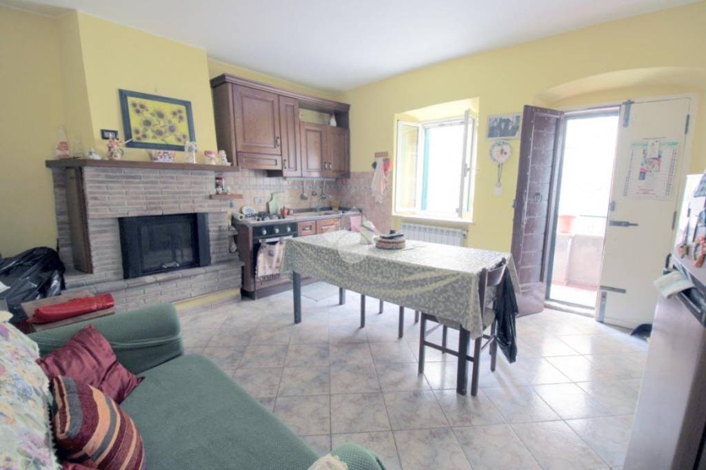 appartamento in vendita a Poggio Mirteto in zona Castel San Pietro