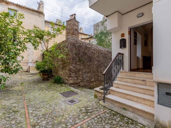 appartamento in vendita a Poggio Mirteto in zona Castel San Pietro