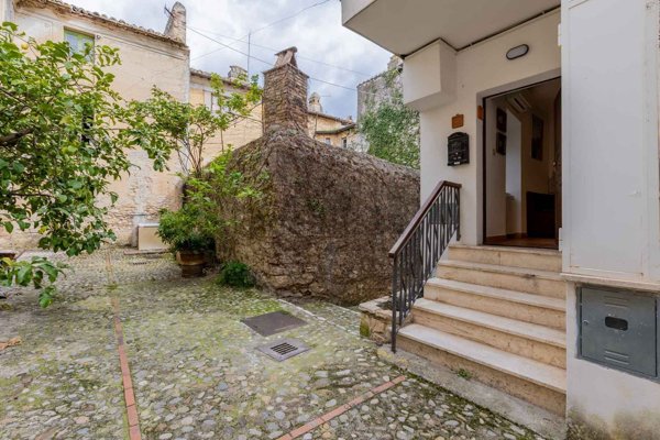 appartamento in vendita a Poggio Mirteto in zona Castel San Pietro